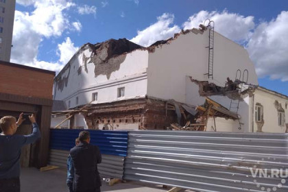 Сносят здание кинотеатра «Металлист» в Новосибирске