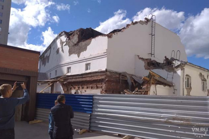 Сносят здание кинотеатра «Металлист» в Новосибирске