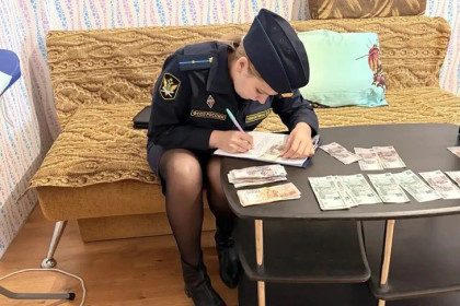 Новосибирские приставы нашли заначку в простыне должника