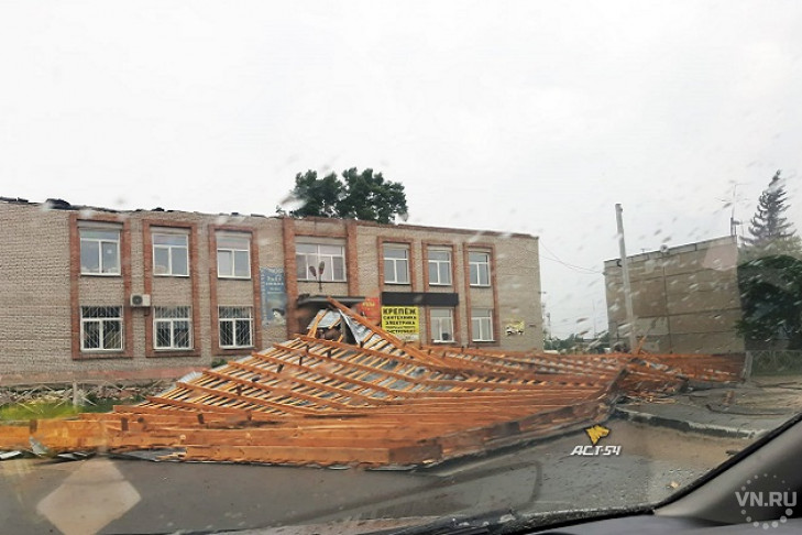 Сильный ветер снес крышу и поломал деревья в Новосибирске