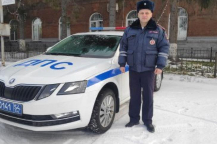 В Новосибирске сотрудник ДПС спас задыхающегося ребенка