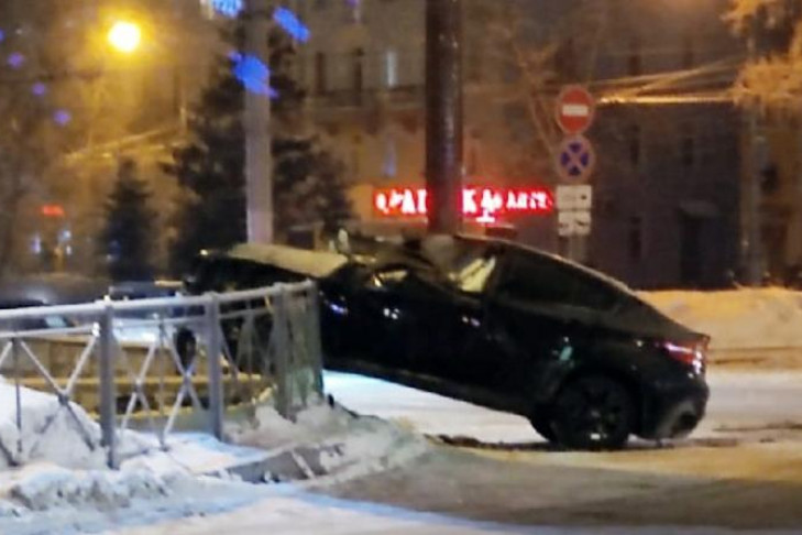 В Новосибирске BMW X6 повис над подземным переходом на Кирова