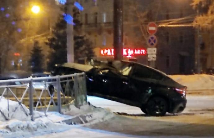 В Новосибирске BMW X6 повис над подземным переходом на Кирова