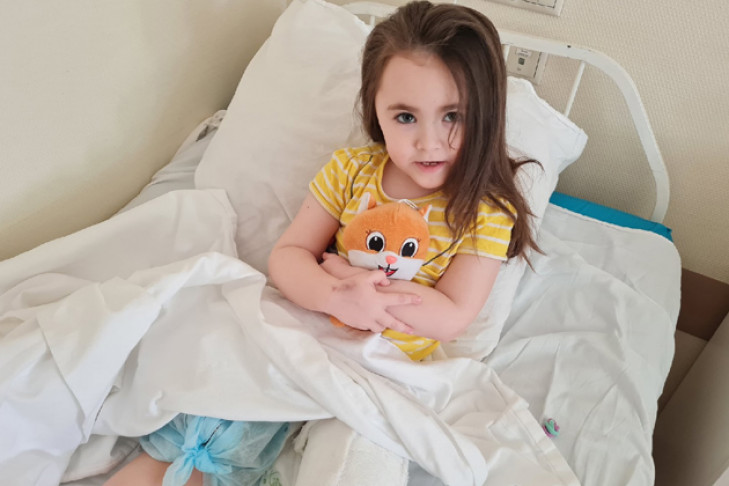 Титановыми стержнями заменили хрустальные кости 5-летней Лере из Новосибирска