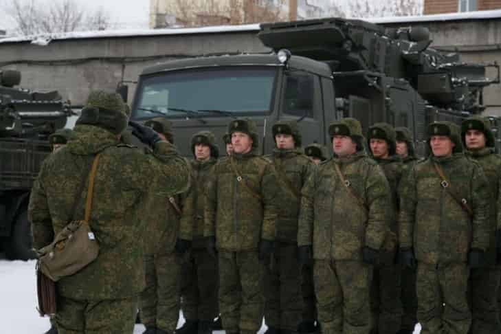 Колонну автобусов с военными из зоны СВО встречали криками в Новосибирске