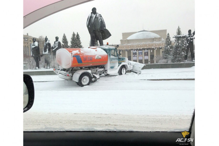 Снегоуборочный ЗИЛ застрял в ногах у каменного Ленина