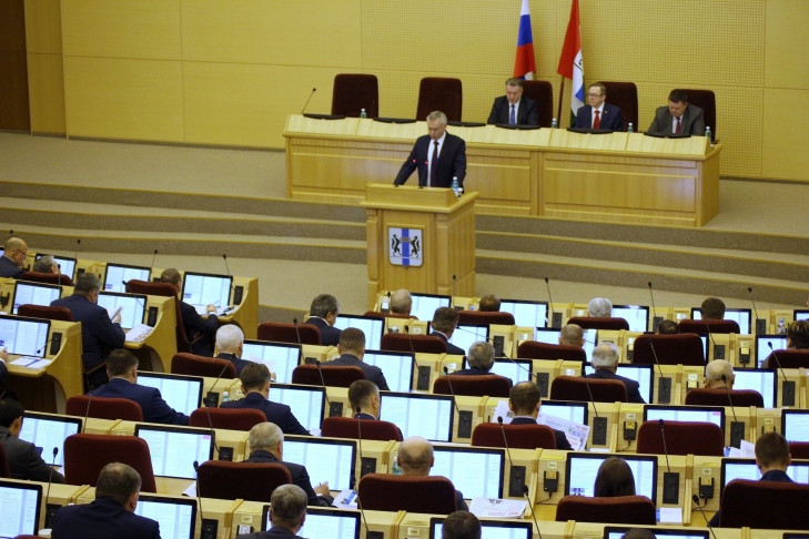 Депутаты единогласно приняли отчет губернатора Новосибирской области Андрея Травникова