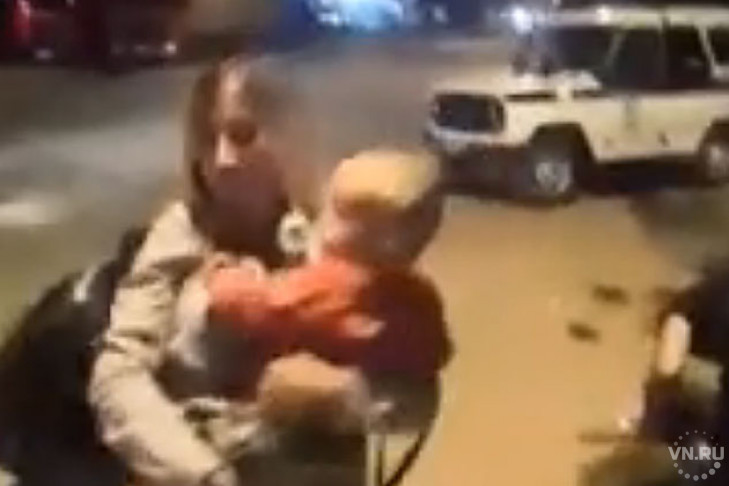 Молодая мать прикрылась ребенком в драке с полицейскими