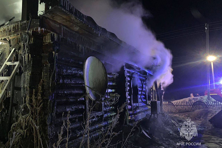 Два человека погибли при пожаре нежилого дома в Октябрьском районе Новосибирска