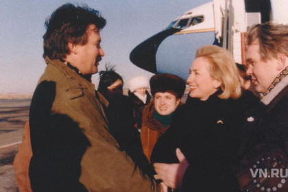 Хиллари Клинтон не хотела улетать от новосибирского губернатора 