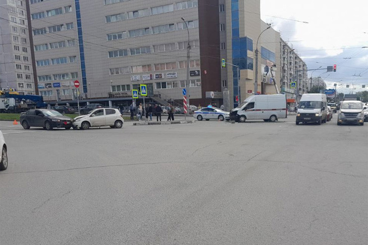 Скорая помощь попала в ДТП в Новосибирске у метро «Золотая нива»