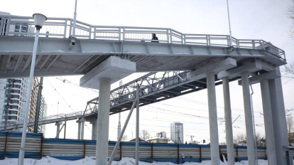 В Новосибирске открыли пешеходный мост через Транссибирскую магистраль