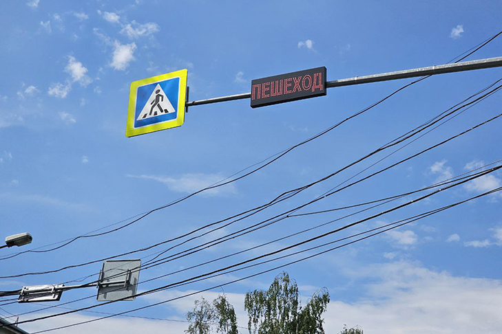 Первые «умные» пешеходные переходы появились на дорогах Новосибирска по поручению Андрея Травникова