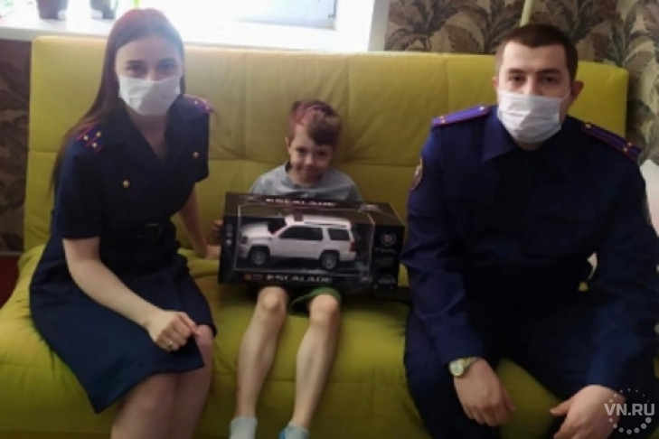 Сотрудники новосибирского СК РФ навестили мальчика, травмированного из-за наезда электросамоката