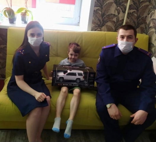 Сотрудники новосибирского СК РФ навестили мальчика, травмированного из-за наезда электросамоката