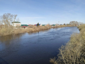 Вода в реке Омь Новосибирской области поднимается
