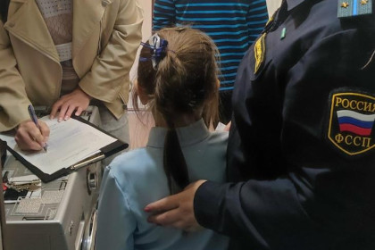 Ребенка у отца-наркомана забрали и передали бабушкам приставы в Новосибирске