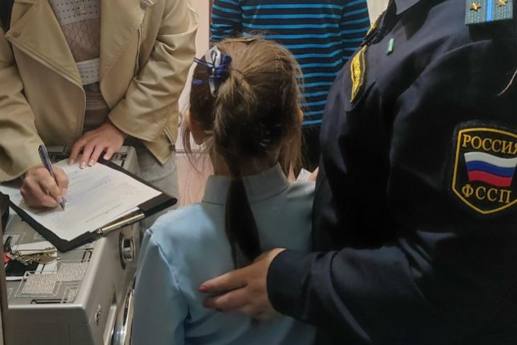 Ребенка у отца-наркомана забрали и передали бабушкам приставы в Новосибирске