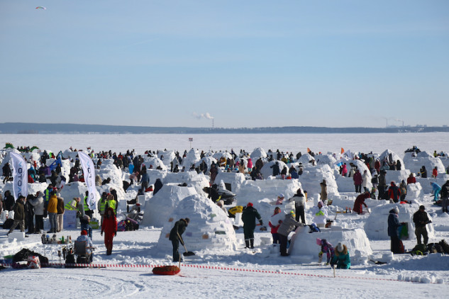 Город иглу возвели на пляже «Бумеранг» в Новосибирске