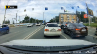 ГАИ ищет водителя кроссовера, нарушившего ПДД на перекрёстке в Новосибирске