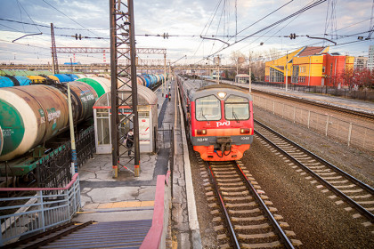 Житель Новосибирска выжил после столкновения с локомотивом на станции Линево