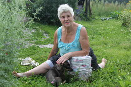 83-летняя пенсионерка из Мошково садится на шпагат