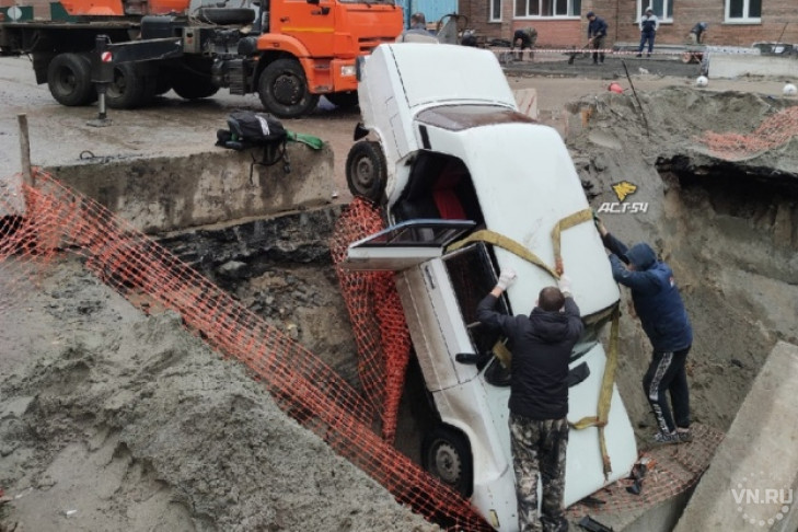 ВАЗ-2106 рухнул в разрытую теплотрассу в Ленинском районе 