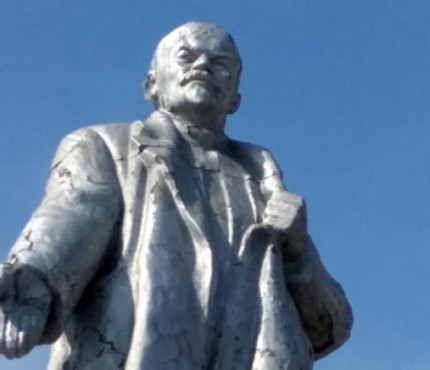 Әйелінің моншада жатқан суреті