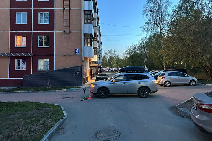 Трое юных новосибирцев попали под колеса авто и оказались в больнице