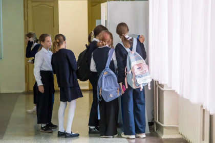 Губернатор Андрей Травников поручил активизировать работу с детьми в Новосибирской области