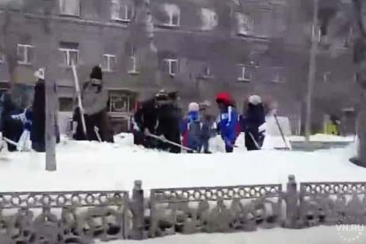 Студенты вышли чистить снег в центре Новосибирска
