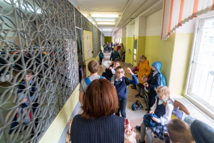 Школы и детские сады  эвакуируют из-за сообщений о минировании в Новосибирске
