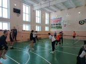 Волейбольный матч между учениками и учителями состоялся в Убинской школе №2