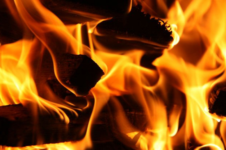 Коллекторов подозревают в поджоге дома в Бердске