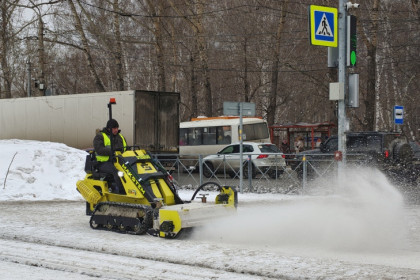 Чудо-машину для борьбы с гололедом тестируют дорожники в Новосибирске