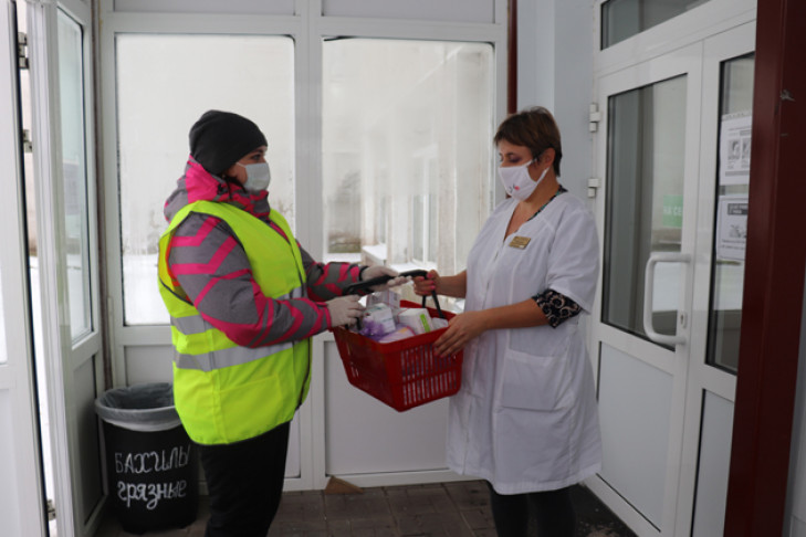 Волонтеры развозят лекарства от коронавируса в Чистоозерном