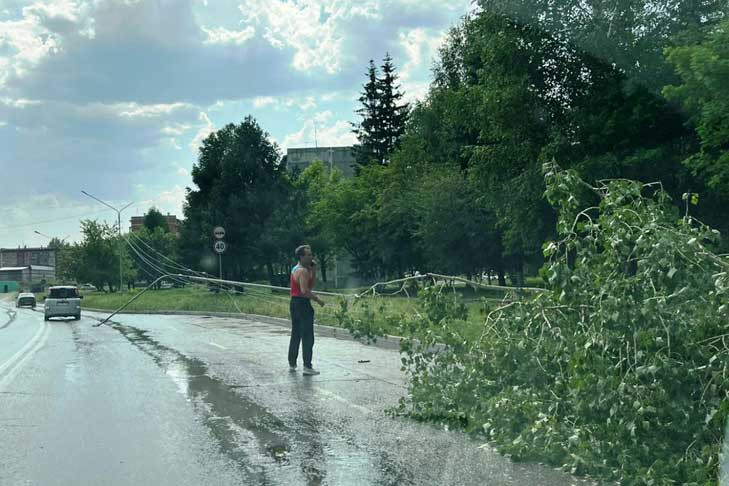 В Бердске оценивают последствия вчерашнего шторма с дождем и градом