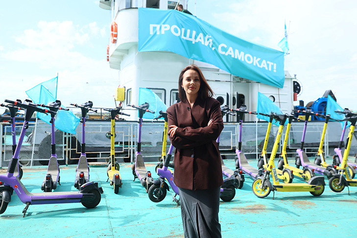 В Новосибирске партия «Новые люди» отправила баржу с самокатами в Москву