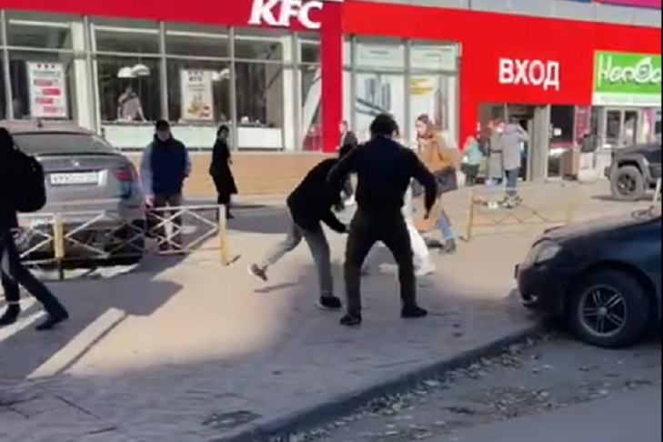 Участник ДТП в Новосибирске избил прохожего, снимавшего его на телефон, но все равно попал в кадр