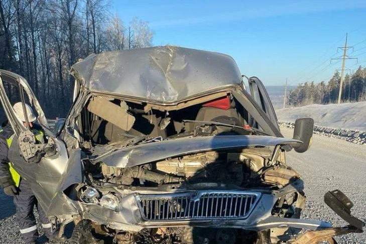 Пассажир ГАЗа погиб в страшной аварии с грузовиком под Новосибирском