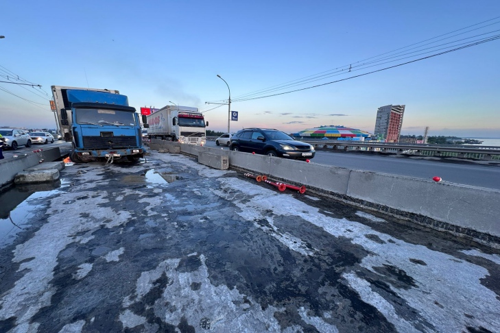 Водитель МАЗа выпал из кабины ночью на Димитровском мосту в Новосибирске
