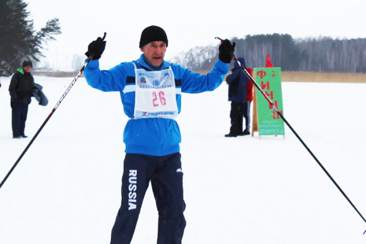 Пенсионеры из Ордынки устроили лыжные гонки