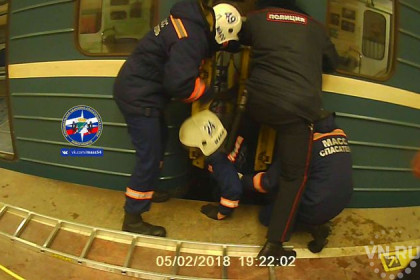 Женщину вытащили из-под поезда в метро «Площадь Ленина»
