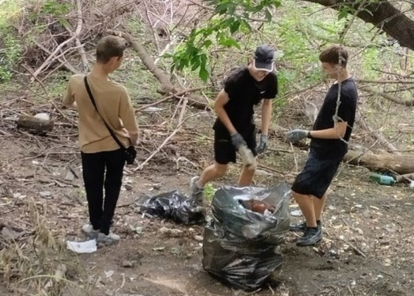 Волонтеры Куйбышева чистят берега Оми от мусора