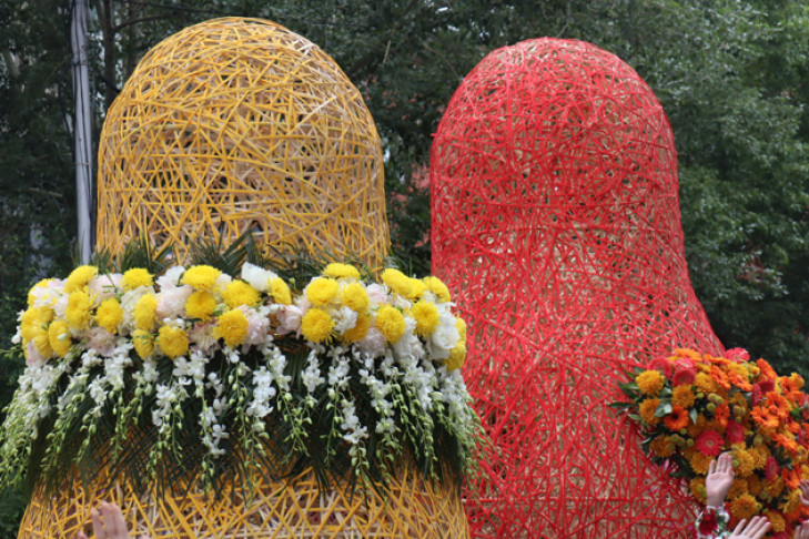 Платформы с фестиваля цветов поставили на Михайловской набережной