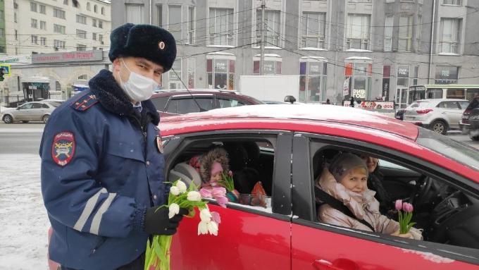 С 8 марта женщин Новосибирска поздравили сотрудники дорожной полиции