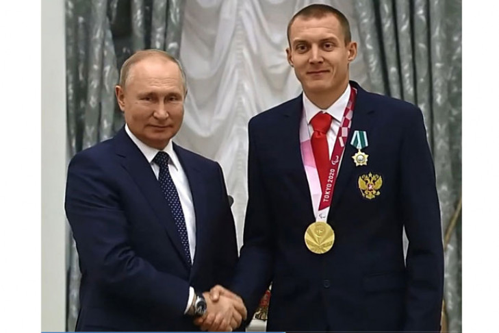 Путин пожал руку и наградил паралимпийцев из Новосибирска