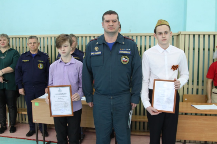 Беспроводные колонки получили школьники за спасение ребенка при пожаре в Новосибирске