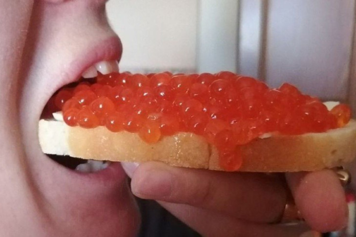 В Новосибирске преступная троица пыталась вскрыть банкомат, но украла икру