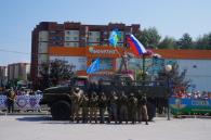 Юные патриоты в Бердске показали мощь десантников и свадьбу на передовой